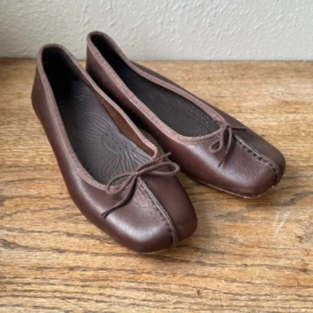Clarks Women's Size 7.5B Brown Leather Ballet Flats Square Toe Bow Detail